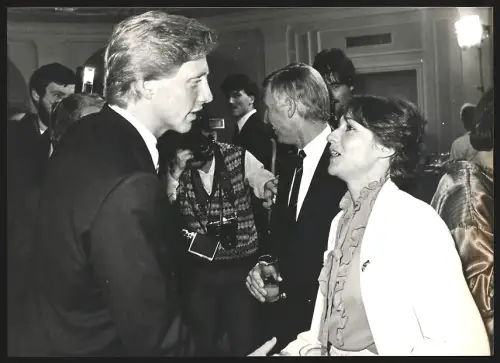 Fotografie Boris Becker mit Fechtweltmeisterin Cornelia Hanisch im Gespräch