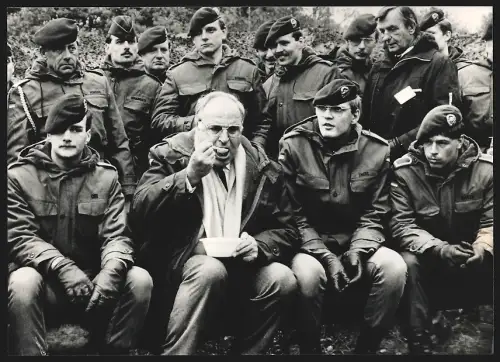 Fotografie Helmut Kohl beim Truppenbesuch bei der Panzertruppe