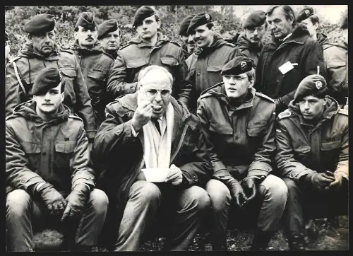 Fotografie Helmut Kohl mit Soldaten beim Truppenbesuch bei der Panzertruppe