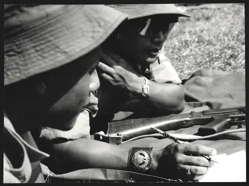 Fotografie Hermann Engel, Köln-Klettenberg, Weisshausstr. 36, Malaysia, Zwei Parkranger mit Waffe