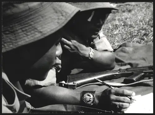Fotografie Hermann Engel, Köln-Klettenberg, Weisshausstr. 36, Malaysia, Park Ranger planen etwas auf einem Blatt Papier