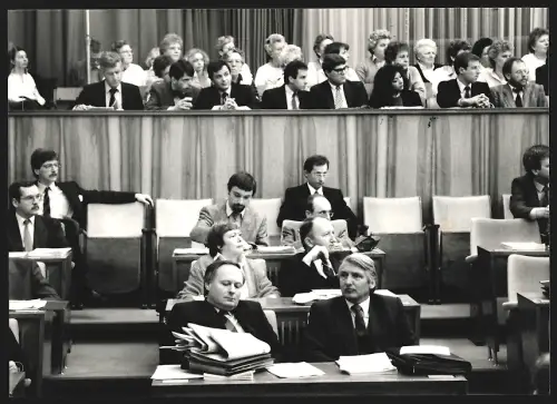 Fotografie Oskar Lafontaine an einem Tisch sitzend