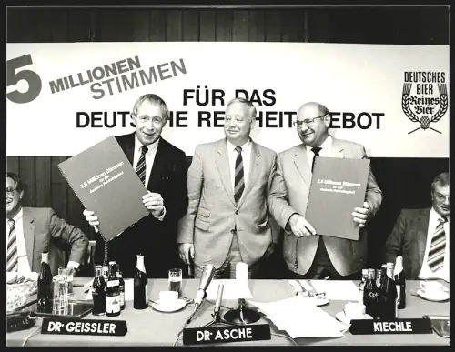 Fotografie Dr. Geissler, Dr. Asche und Herr Kiechle, Mappen mit 2,5 Millionen Stimmen für das deutsche Reinheitsgebot