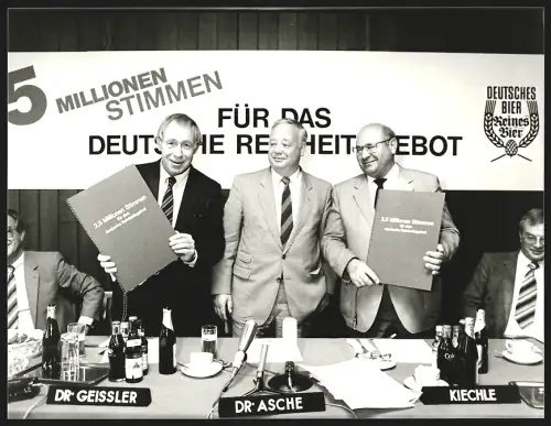 Fotografie Dr. Geissler, Dr. Asche, Herr Kiechle mit Mappen der 2,5 Millionen Stimmen für das deutsche Reinheitsgebot