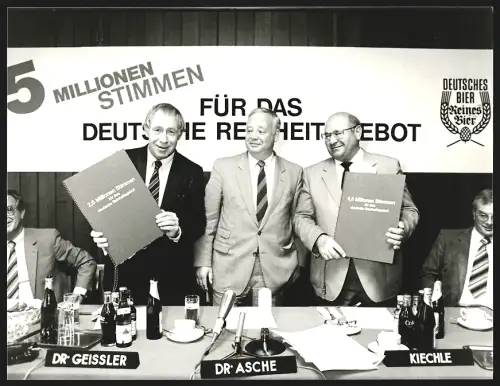 Fotografie Dr. Geissler, Dr. Asche und Herr Kiechle, Mappen mit 2,5 Millionen Stimmen für das deutsche Reinheitsgebot