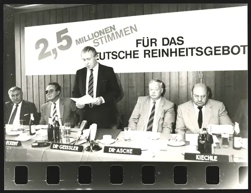 Fotografie Dr. Geissler, Dr. Asche, Herr Kiechle, Dr. Eckert, 2,5 Millionen Stimmen für das deutsche Reinheitsgebot