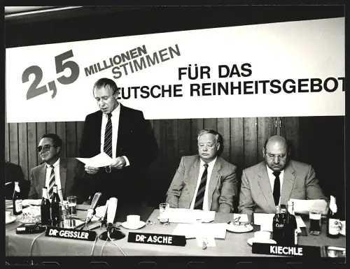 Fotografie Dr. Geissler, Dr. Asche, Herr Kiechle und Dr. Eckert, 2,5 Millionen Stimmen für das deutsche Reinheitsgebot