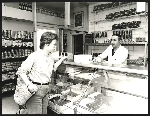 Fotografie Türkischer Fleischer, Frau mit Einkaufstasche an der Fleischertheke