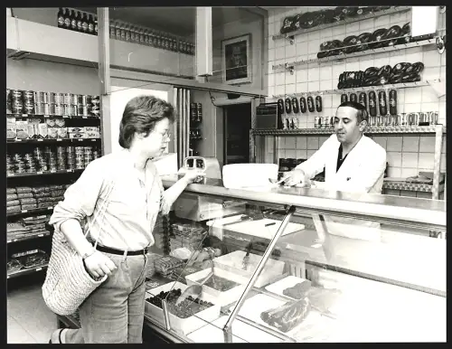 Fotografie Türkischer Fleischer, Frau mit Einkaufstasche steht an der Fleischertheke