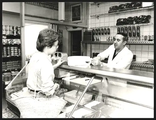 Fotografie Türkischer Fleischer, Frau mit Einkaufstasche in der Fleischerei