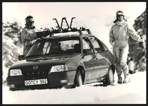 Fotografie Paar im Winterurlaub mit ihrem sportlichen Opel-Modell