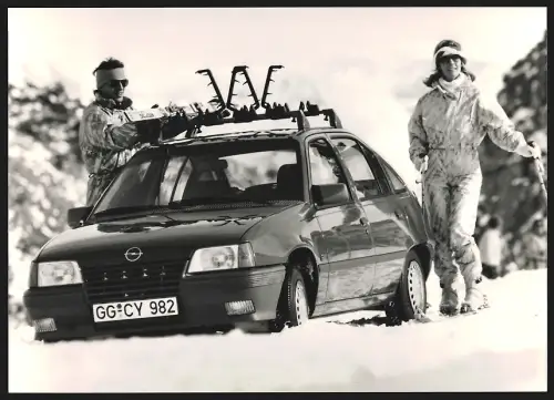 Fotografie Opel im Schnee mit Paar in Winterkleidung