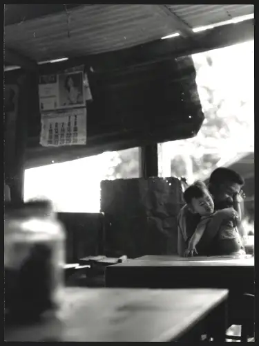 Fotografie Hermann Engel, Köln-Klettenberg, Weisshausstr. 36, Malaysia, Lachender Mann mit Kleinkind im Arm