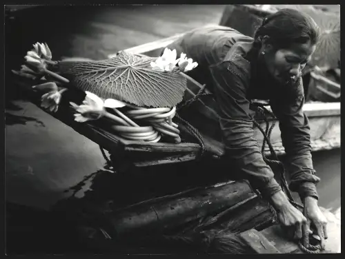 Fotografie Hermann Engel, Köln-Klettenberg, Weisshausstr. 36, Malaysia, Frau macht ihr Boot am Anlegeplatz fest