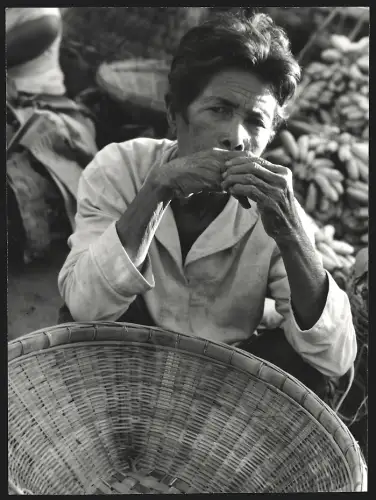 Fotografie Hermann Engel, Köln-Klettenberg, Weinhausstr. 36, Malaysia, Person sitzt mit einem geflochtenen Korb