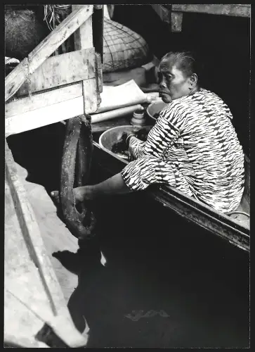 Fotografie Hermann Engel, Köln-Klettenberg, Weinhausstr. 36, Malaysia, Ältere Frau sitzt in einem Boot
