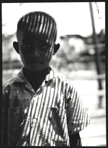 Fotografie Hermann Engel, Köln-Klettenberg, Weinhausstr. 36, Malaysia, Junge in gemustertem Hemd schaut in die Kamera