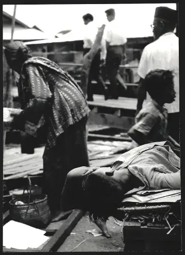Fotografie Hermann Engel, Köln-Klettenberg, Weinhausstr. 36, Malaysia, Kind liegt auf einem Korb u. schaut zu einer Frau