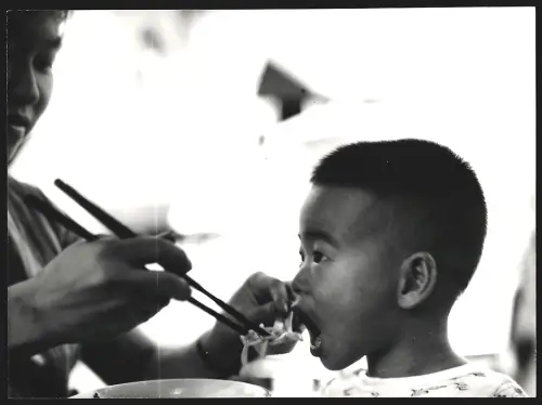 Fotografie Hermann Engel, Köln-Klettenberg, Weinhausstr. 36, Malaysia, Frau füttert einen Jungen