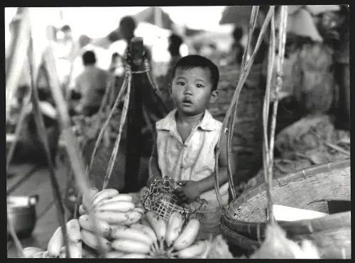Fotografie Hermann Engel, Köln-Klettenberg, Weinhausstr. 36, Malaysia, Kleiner Junge mit einem Netz neben Bananen