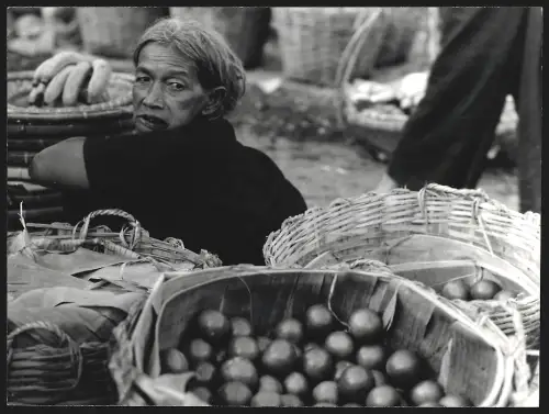 Fotografie Hermann Engel, Köln-Klettenberg, Weinhausstr. 36, Malaysia, Ältere Dame mit Körben voller Früchte