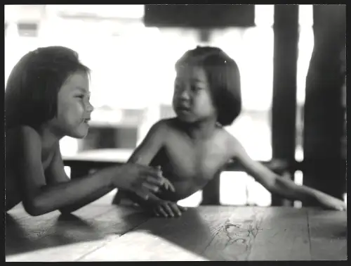 Fotografie Hermann Engel, Köln-Klettenberg, Weinhausstr. 36, Malaysia, Zwei Kinder sitzen zusammen an einem Tisch