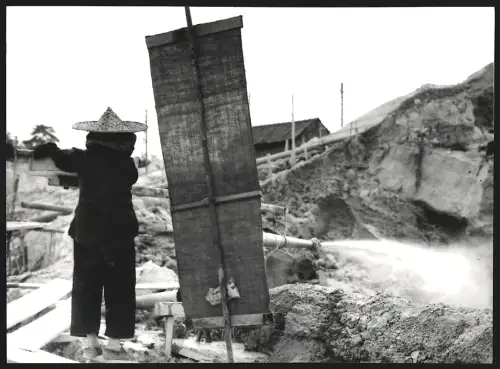 Fotografie Hermann Engel, Köln-Klettenberg, Weinhausstr. 36, Malaysia, Person mit Hut neben einer Wasserpumpe
