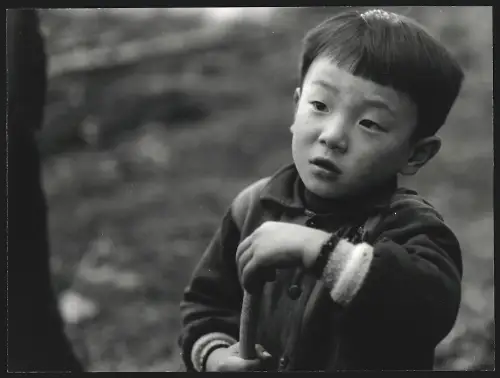 Fotografie Hermann Engel, Köln-Klettenberg, Weinhausstr. 36, Japan, Japanischer Junge lehnt sich auf einen Stock