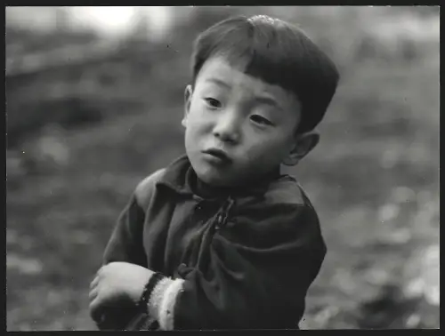 Fotografie Hermann Engel, Köln-Klettenberg, Weinhausstr. 36, Japan, Japanischer Junge in Pullover und Jacke