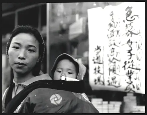Fotografie Hermann Engel, Köln-Klettenberg, Weinhausstr. 36, Japan, Mutter trägt ihr Kind auf dem Rücken