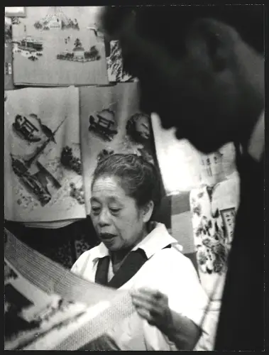 Fotografie Hermann Engel, Köln-Klettenberg, Weinhausstr. 36, Japan, Japanische Stoffhändlerin mit ihrem Waren