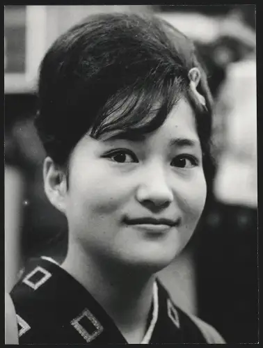Fotografie Hermann Engel, Köln-Klettenberg, Weinhausstr. 36, Japan, Lächelnde junge Frau blick in die Kamera