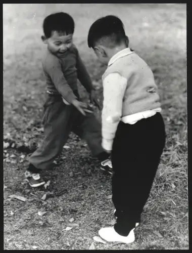 Fotografie Hermann Engel, Köln-Klettenberg, Weinhausstr. 36, Japan, Zwei Jungen spielen auf einer Wiese