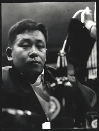 Fotografie Hermann Engel, Köln-Klettenberg, Weinhausstr. 36, Japan, Japanischer Mann Blick zum Betrachter