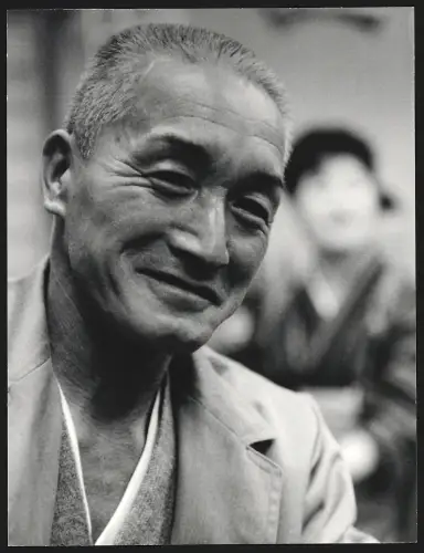 Fotografie Hermann Engel, Köln-Klettenberg, Weinhausstr. 36, Japan, Lächelnder älterer Herr blickt in die Kamera