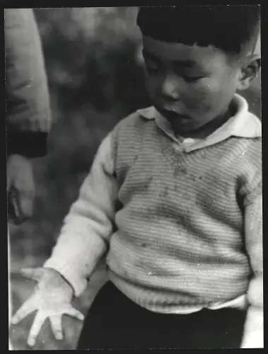 Fotografie Hermann Engel, Köln-Klettenberg, Weinhausstr. 36, Japan, Kleiner Junge in gestrickter Veste und Hemd