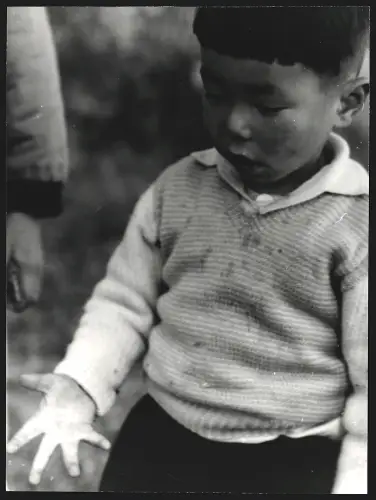 Fotografie Hermann Engel, Köln-Klettenberg, Weinhausstr. 36, Japan, Kleiner Junge schaut auf seine eigene Hand