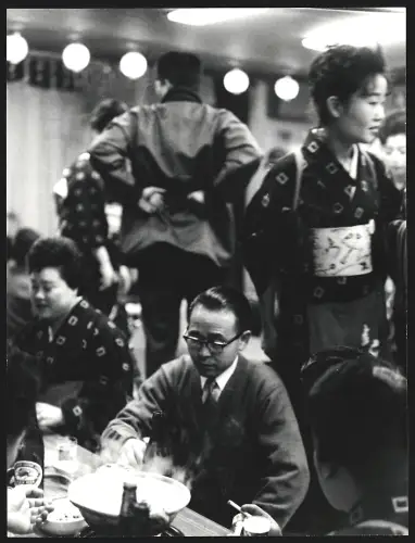 Fotografie Hermann Engel, Köln-Klettenberg, Weinhausstr. 36, Japan, Frauen in Kimonos, Männer rauchen an einem Tisch