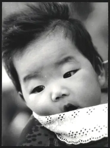 Fotografie Hermann Engel, Köln-Klettenberg, Weinhausstr. 36, Japan, Porträt eines Säuglings