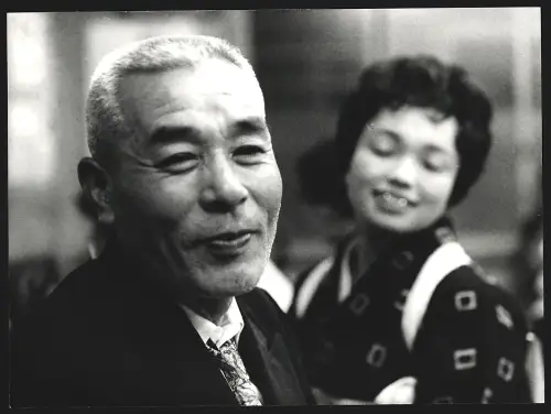 Fotografie Hermann Engel, Köln-Klettenberg, Weinhausstr. 36, Japan, Lächelnder Mann mit Krawatte, Frau im Kimono