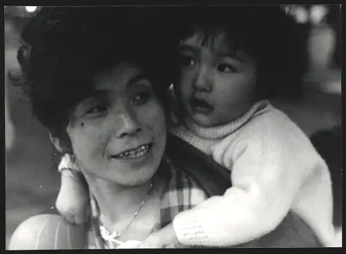 Fotografie Hermann Engel, Köln-Klettenberg, Weinhausstr. 36, Japan, Mutter mit ihrem kleinen Kind auf dem Rücken
