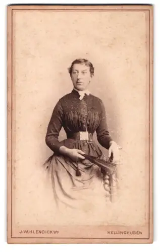 Fotografie J. Vahlendick, Kellinghusen, Bergstrasse, Mary Schultz Landau mit Fächer