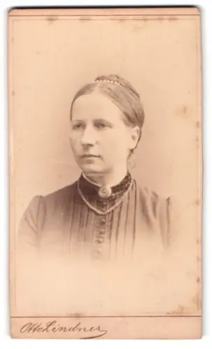 Fotografie Otto Lindner, Berlin, König-Str. 31, Ida Jänkel im hochgeschlossenen Kleid