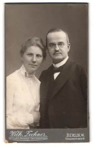 Fotografie Wilh. Fechner, Berlin, Potsdamerstrasse 13, Herr und Frau Huppeld in adretter Kleidung