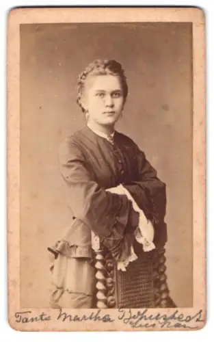 Fotografie H. Burghard, Luckau, Martha Bohustedt mit Zopffrisur