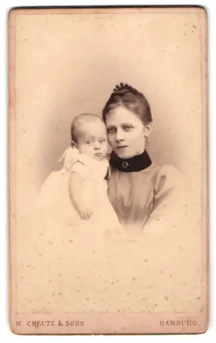 Fotografie M. Creutz & Sohn, Hamburg, Altonaerstrasse 2, Karl Schreinert als Baby mit seiner Mutter