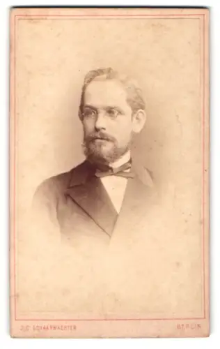 Fotografie J. C. Schaarwächter, Berlin, Friedrich-Str. 190, Herr Kürleis mit Brille