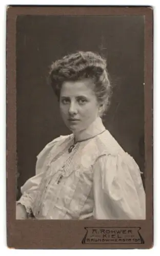 Fotografie A. Rohwer, Kiel, Brunswikstrasse 15a, Anna Bulk-Hogg im Jahr 1902