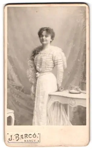 Fotografie J. Barcó, Nancy, 8 Rue du Faubourg Stanislas, Maggie im weissen Kleid