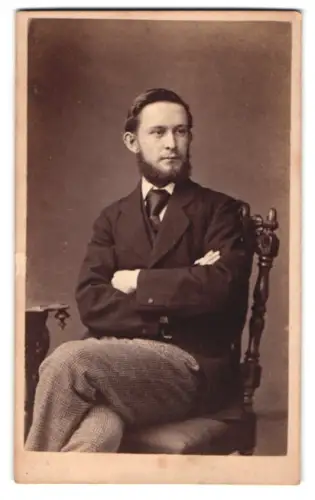 Fotografie Fotograf unbekannt, Dresden, George Schultz mit verschränkten Armen